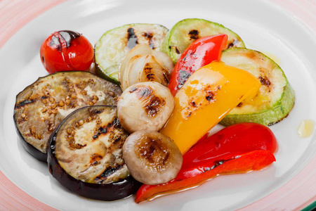 烤蔬菜, 蘑菇, 西红柿, 茄子在木制的背景上。健康食品
