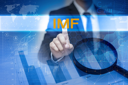 商人用手抚摸国际货币基金组织在虚拟屏幕上的按钮