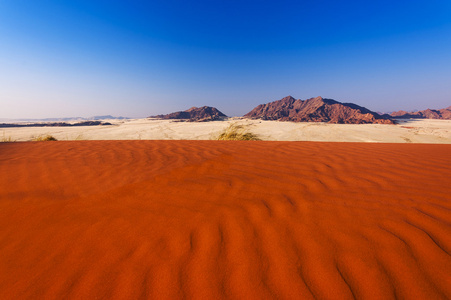 红色的沙丘和山在纳米比亚