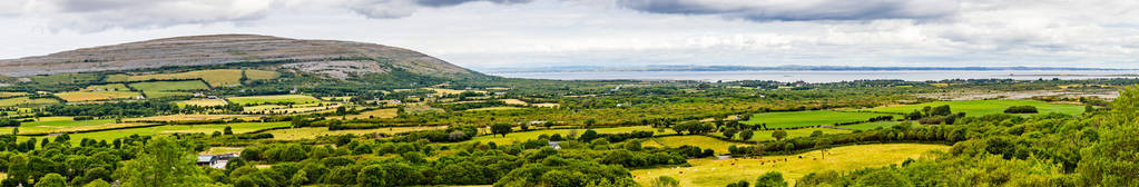 戈尔韦海湾与农田山和植被在 Ballyvaughan, 爱尔兰