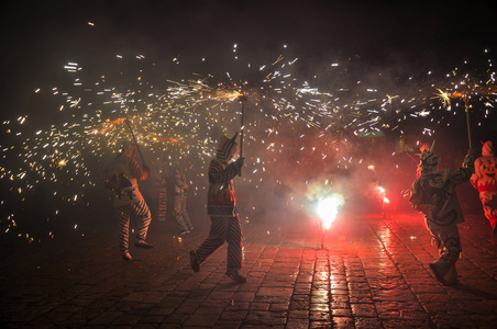 传统的加泰罗尼亚性能 Correfocs 消防运行 或球德