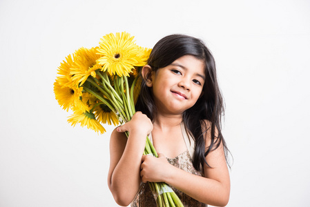 印度的小女孩抱着花束黄太阳菊，孤立在白色的背景 印度女孩和花，花的亚洲女孩
