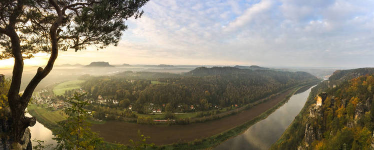 伟大的早晨的心情与雾和云彩在德累斯顿, 岩石形成接近的 Elbe 河在德国萨克森人瑞士国家公园。远足和攀登在 Elbe 砂岩山的