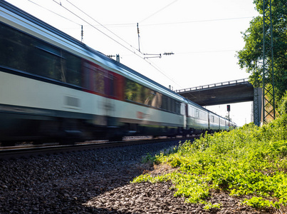 德国西部夏季阳光明媚的一天, 在高架桥下行驶的铁路列车