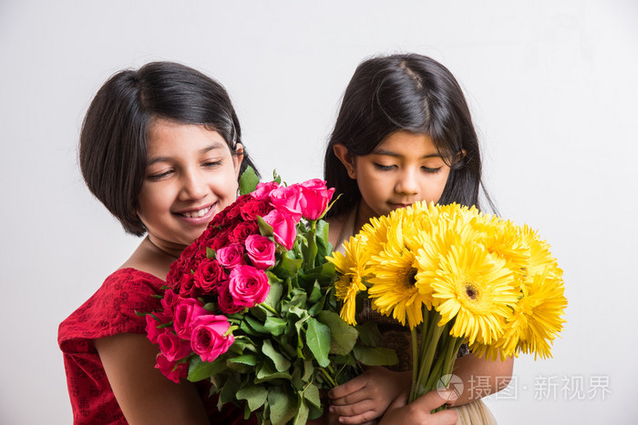两个可爱的印度小女孩拿着花束,两个小女孩