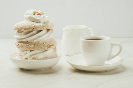 咖啡白杯与甜点和牛奶咖啡白杯与甜点和牛奶的白色背景。选择性聚焦