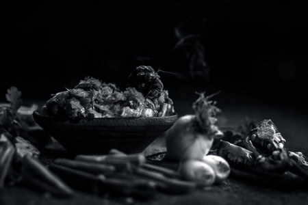在冬季吃的印度菜的关闭 Baingan ka Bharta 与蔬菜如 葱, 葱大葱, 香菜, 芫荽大蒜, 大蒜, 大蒜和寒战
