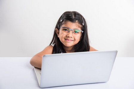 开朗的印度小女孩用笔记本电脑亚洲小女孩玩