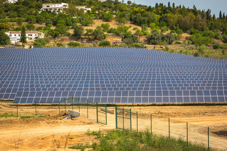 太阳能电池板生产绿色 环保的能源，从