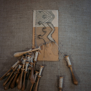 编织花边设备手工工艺, 花边制作木制工具, 色调, 特写图像