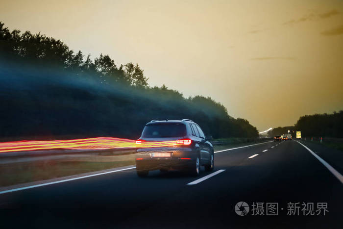 后视汽车行驶在高速公路上日落机智线后灯
