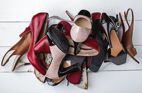 很多鞋很多女性鞋子照片
