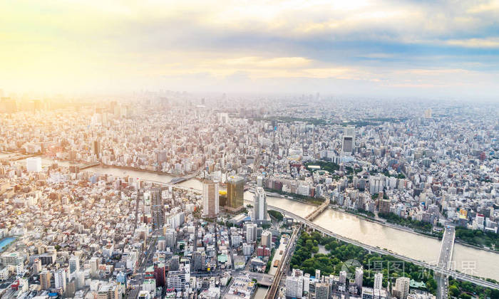 建设-全景城市城市天际线鸟瞰下的黄昏天空和金色的太阳在东京, 日本