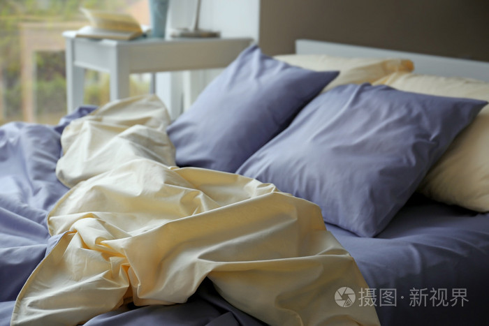 凌乱的床上,皱巴巴的床单与