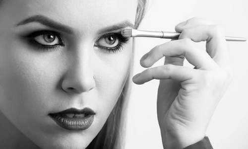 女人眼影在眼化妆刷中的应用