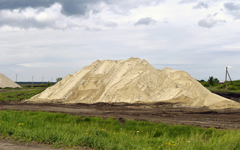 小山的采沙，堆在砂采石厂