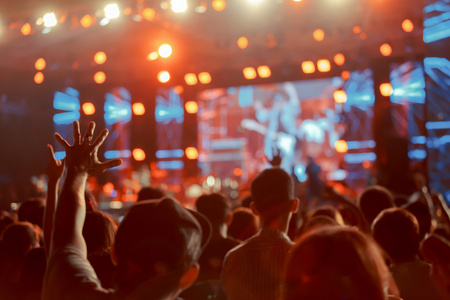 模糊的音乐会舞台前的人群照片