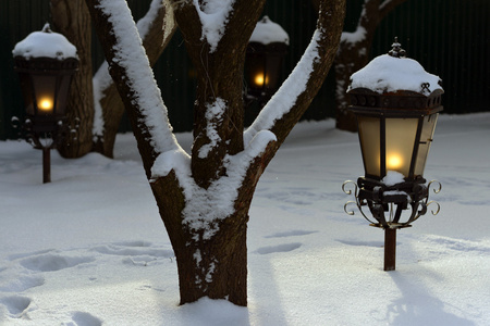 冬天。晚上。元宵灯和铸在雪地上的几点思考