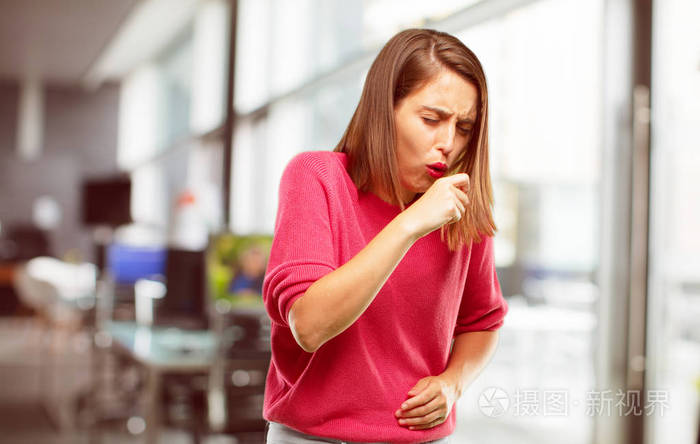 年轻女子全身.咳嗽, 患感冒或流感等冬季疾病, 感觉不适和发烧
