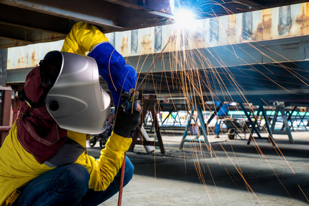 行业工人与钢焊接维修容器结构