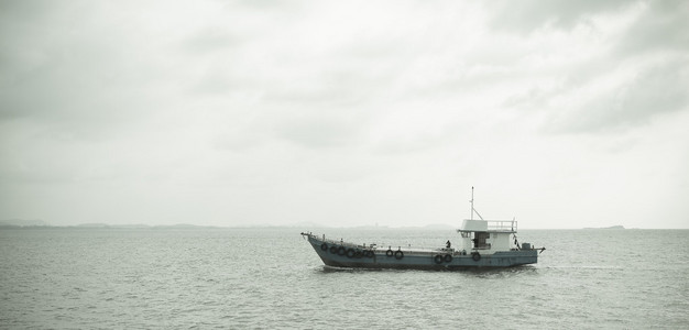 清晨船驶向大海