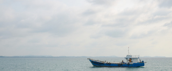 清晨船驶向大海