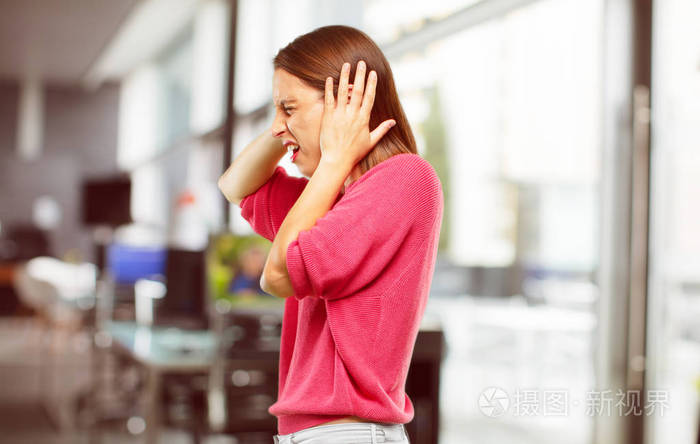 用双手捂住耳朵来保护他们免受不舒服,吵闹,恼人的噪音的干扰.