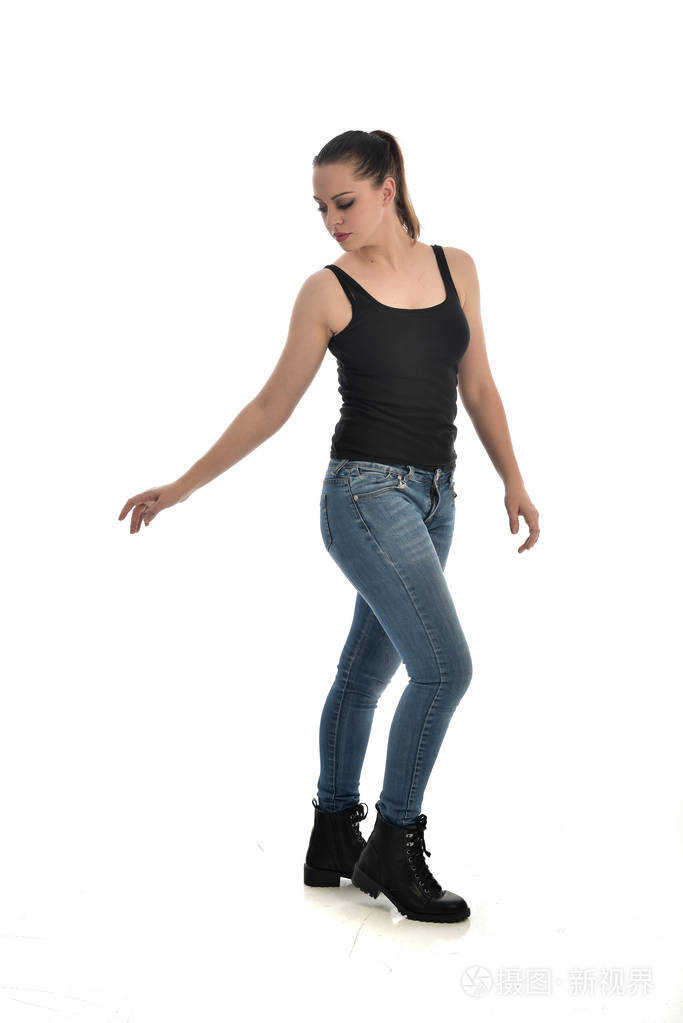站立姿势.在白色工作室背景下被隔离