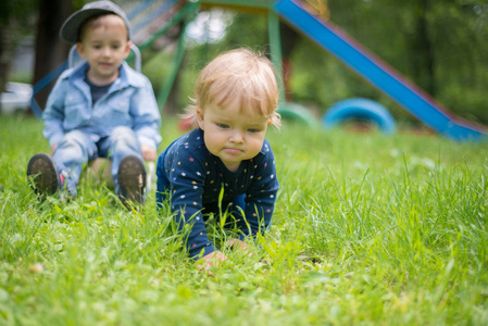 两个孩子在草坪上玩耍