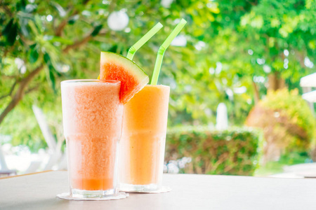 Watermon 水果和木瓜汁在玻璃中用于健康食品和饮料