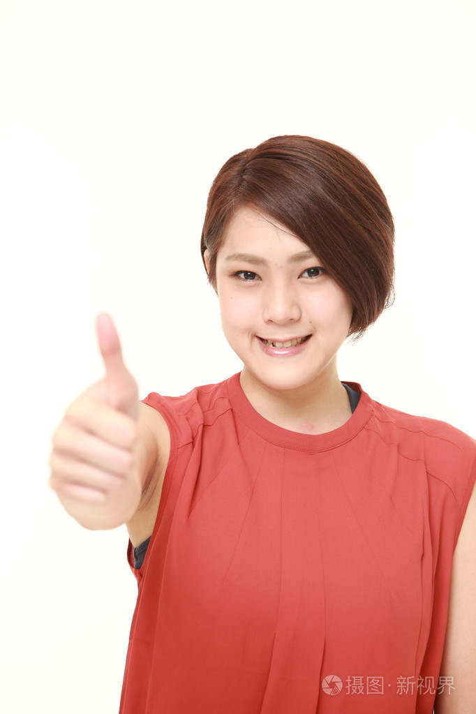 日本年轻女性与手势竖起大拇指