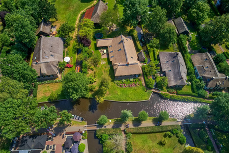 荷兰 Giethoorn 村鸟瞰图。Giethoorn 也叫 荷兰的威尼斯 并且年年接受大约800.000 个访客