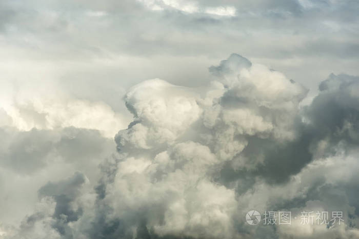 大积云在黄昏前的雨中。黄昏的阳光照亮了云层。下雨或雷雨前的危险天气。背景, 墙纸或背景