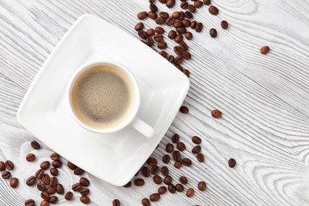 咖啡豆杯咖啡, 白色木质背景, 顶部视图