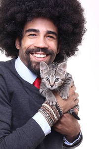 抱着猫的快乐美国黑人男子