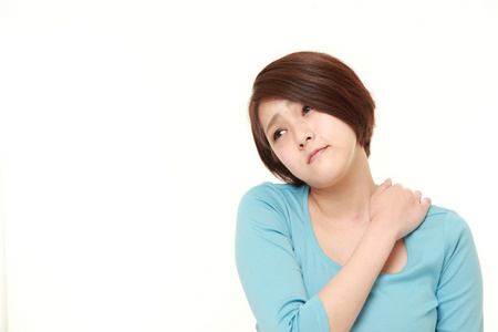 日本年轻女性患有颈部疼痛