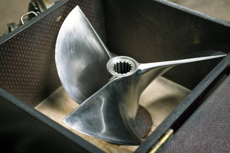 船用螺旋桨船用不锈钢, 齿轮和绳索制成的螺旋桨快艇照片