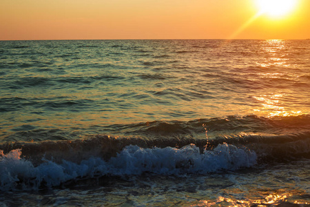 海景在日出。美丽的自然海景在夏天的时候