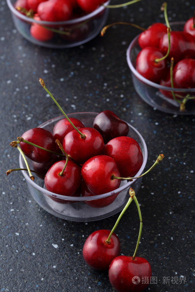 新鲜樱桃的碗