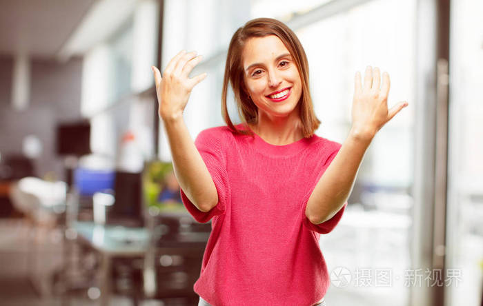 微笑着自豪, 满意和快乐的样子, 欢迎的手势, 问候你照片-正版商用