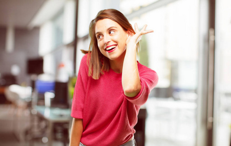 年轻女子全身。注意, 试图听到和听什么是说, 借给耳朵