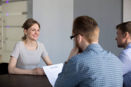 应聘表自信女性应聘者在邮政面试中微笑照片
