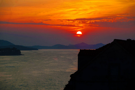 设置太阳和惊人的日落颜色景观与亚得里亚海