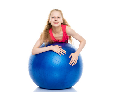 小女孩做运动在一个大球为健身