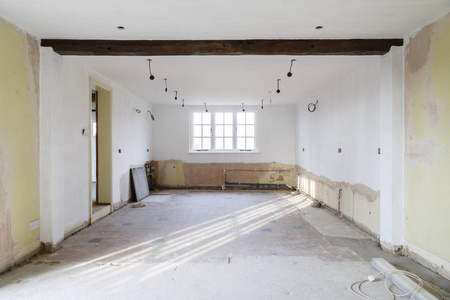 厨房装修施工图在旧房子里的空房间正在翻修, 改建和装修, 准备厨房