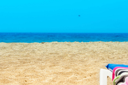 夏日地中海炎热的海洋上, 荒凉的寂寞沙滩上有黄沙