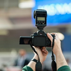 摄影师用相机在会议上照片