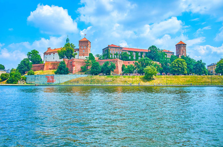 美丽的合奏瓦维尔城堡建筑学与它的防御塔和堡垒, 克拉科夫, 波兰