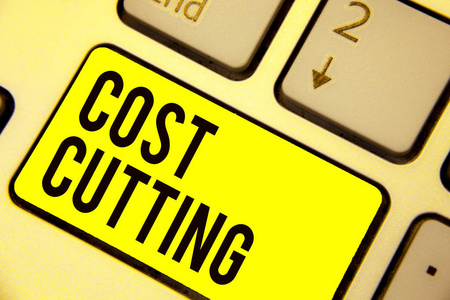 为减少开支和提高利润而实施的措施的业务概念键盘黄色键意图创建