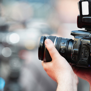 摄影师控股相机照片